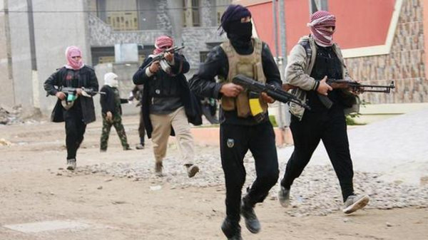 العراق.. نصف الموصل ومطارها في يد “داعش”