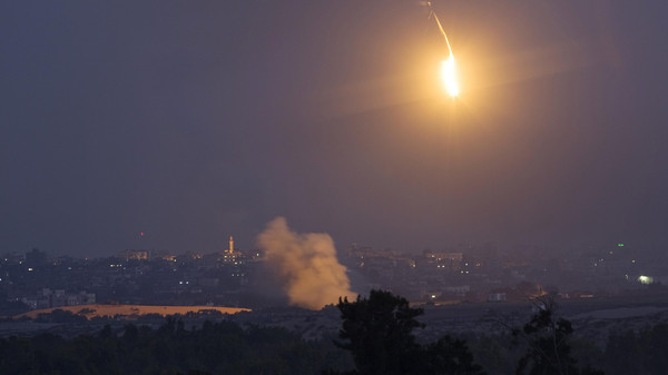 غزة: الغارات تستهدف مساجد ومنازل قياديي حماس