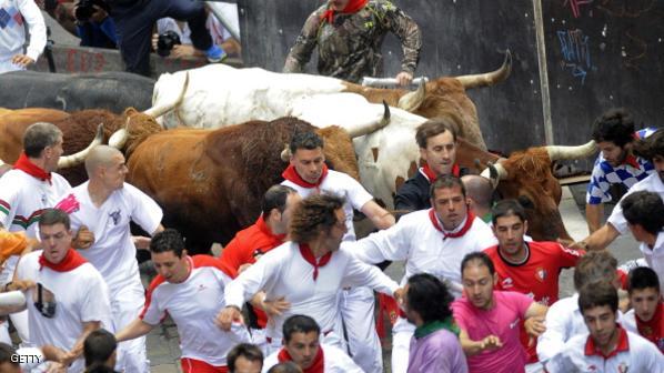 انطلاق مهرجان الثيران في بامبلونا الإسبانية