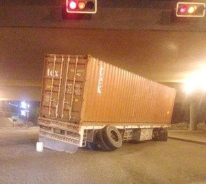 اخلاء موقع النقطة الامنية في صباح الناصر..بعد الاشتباه بشاحنة تحمل لوحات سعودية