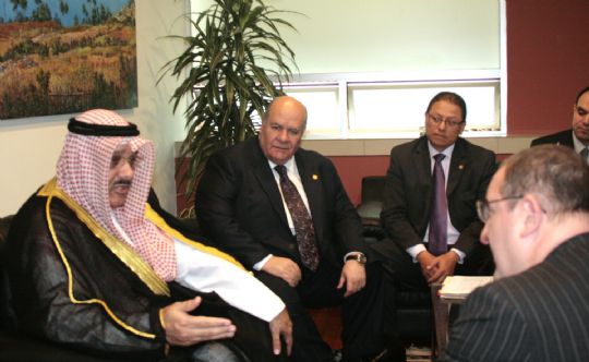 السفير حيات يسلم وزير خارجية غواتيمالا دعوة لزيارة الكويت