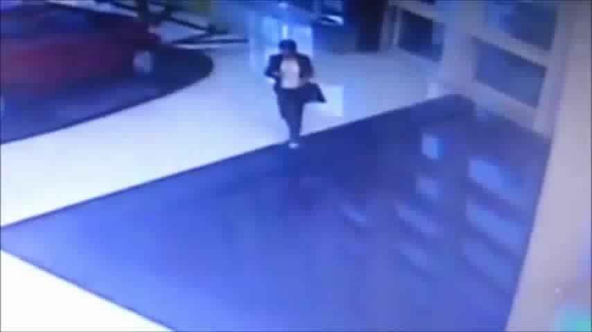 شاهد امرأة منشغلة بهاتفها الجوال تسقط في بركة مياه
