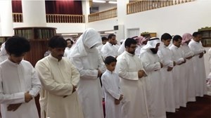 فيديو: شبيه «السديس» بملامحه وصوته يؤم المصلين في السعودية
