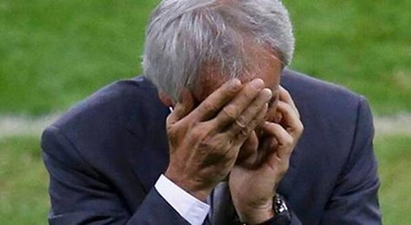 بالفيديو والصور.. مدرب منتخب الجزائر يبكي متأثراً بعد الخسارة من منتخب ألمانيا