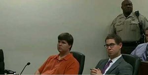 الأب يغازل برسائل نصية .. وابنه يحتضر من الحرارة بسيارة نسيه بداخلها