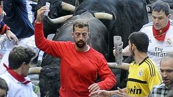 “رجل السيلفي”.. أطلق ساقيه للريح أمام ثيران بامبلونا.. والشرطة تطارده