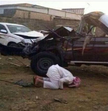 صورة: شاب خرج سالماً من حادث مروع في السعودية فخرّ لله ساجدا