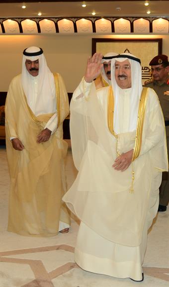 صاحب السمو امير البلاد يؤدي صلاة العيد في المسجد الكبير