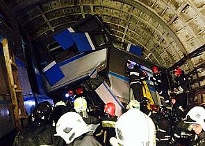 مقتل 12 واصابة 100 في حادث بمترو انفاق موسكو