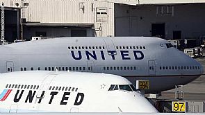 مزالق الإخلاء تنفتح وطائرة ‘بوينغ 737’ بالجو