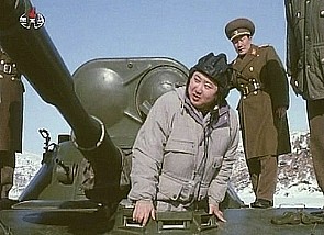 الزعيم الكوري الشمالي يقود بنفسه تدريباً عسكرياً