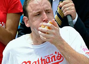 أمريكي يلتهم 61 شطيرة نقانق في 10 دقائق