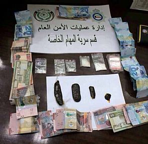 وافدان الى المكافحة لحيازة حشيش وشبو