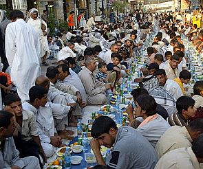 جمعيات خيريه كويتية تقيم مآدب افطار في البوسنة