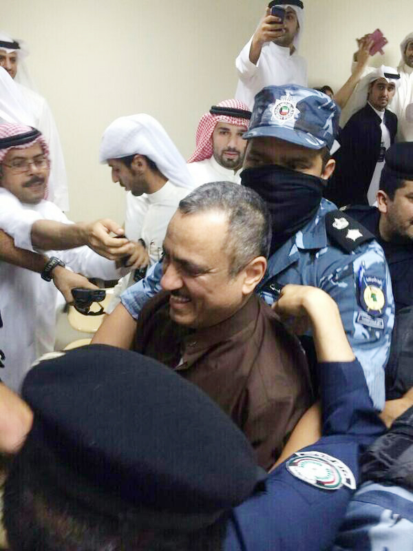 صور : القوات الخاصة تحيط بالنائب السابق مسلم البراك لدى دخوله قاعة المحكمة و ازدحام في القاعة