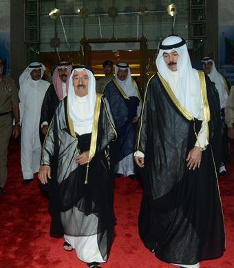 سمو أمير البلاد يزور ضباط الجيش والداخلية والحرس الوطني