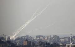 حماس تتبنى اطلاق ثلاثة صواريخ باتجاه مطار تل ابيب