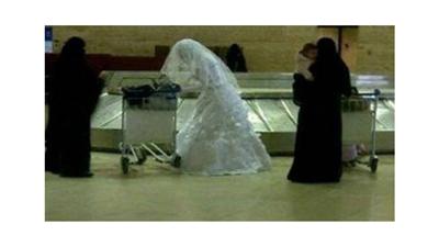 عريس يهرب من عروسه فور رؤيتها بأحد مطارات السعودية!