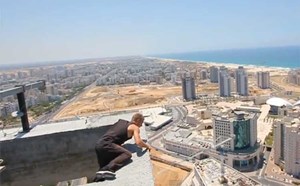 بالفيديو.. مغامر يؤدي حركة بهلوانية على ارتفاع 150 متر كادت تتسبب بسقوطه