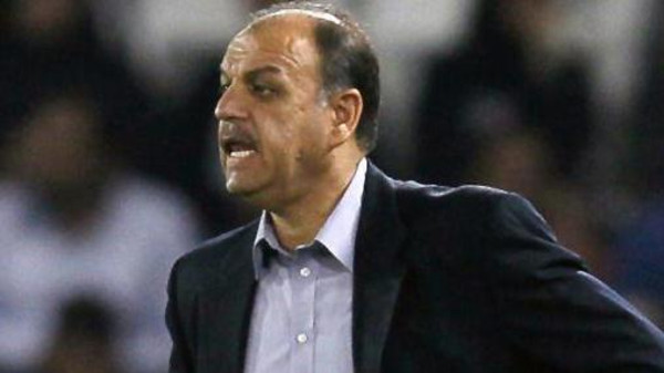 عدنان حمد يتولى الدفة التدريبية لمنتخب البحرين