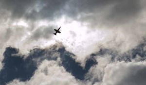 “مواجهة بالأجواء”… طائرة تجسس أمريكية تفر من مقاتلة روسية