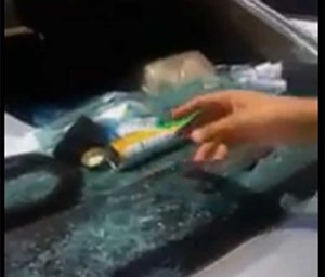 بالفيديو… انفجار داخل سيارة سعودي بسبب علبة “ملطف جو”