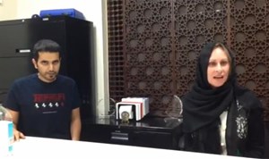 بالفيديو.. أميركية تشهر إسلامها بسبب طالب خليجي