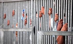 مقتل 11 نزيلاً في حريق سجن بإيران