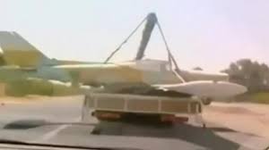 فيديو: ليبي ينقل طائرة حربية إلى منزله على متن شاحنة