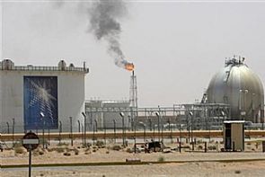 السعودية تبقي إمداداتها النفطية لآسيا دون تغيير