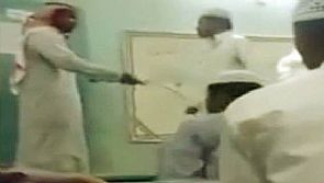 بالفيديو .. معلم بالسعودية يضرب طالب بـ ‘السوط’
