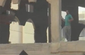 بالفيديو.. عمال “سكارى” داخل مبنى مهجور في الكويت
