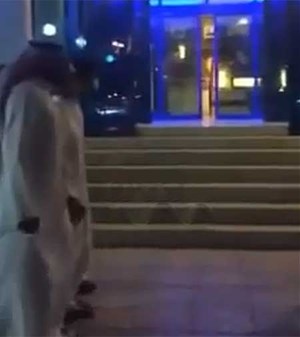 بالفيديو.. كويتيون يباركون لصديقهم بمولوده الجديد برقصة ” فريسني” أمام باب المستشفى