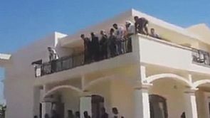 قوات ‘فجر ليبيا’ تقتحم سفارة أميركا في طرابلس، والحكومة الليبية تفقد السيطرة على مقارها