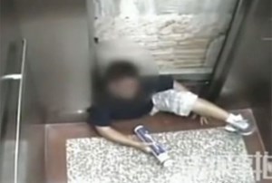 فيديو مروع.. لحظة مقتل طالب وقع عليه المصعد واعتصر عظامه