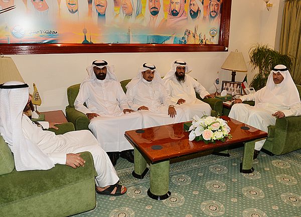 محافظ الأحمدي يبحث إحتياجات منطقة علي صباح السالم