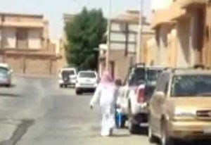 بالفيديو.. ضبط خادمة سارقة على الطريق بعد تنكرها بلبس الدشداشة وحلق شعرها