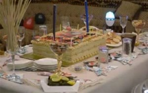 بالفيديو.. سعودية تقيم حفلاً لزوجها بمناسة زفافه على أخرى