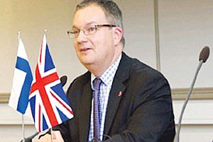 السفير البريطاني يشيد بعلاقات بلاده مع الكويت