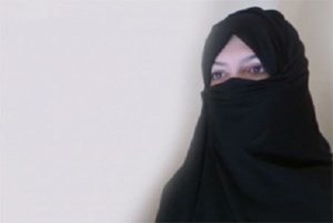 المغنية البريطانية سالي جونز تلتحق بـ”داعش” وتتوعد بقطع رقاب الكفار بيدها