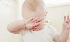 ضحيا بأعينهما من أجل ابنهما