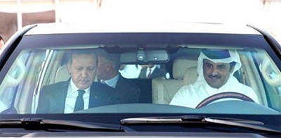 بالصور.. أمير قطر “يوصّل” أردوغان بسيارته للمطار في ختام زيارته