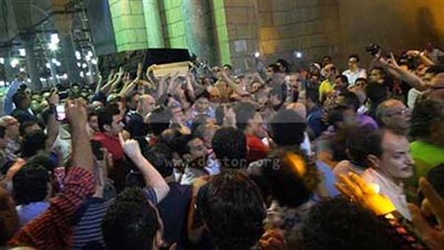 بالفيديو والصور.. حشد فني وشعبي مهيب في وداع خالد صالح