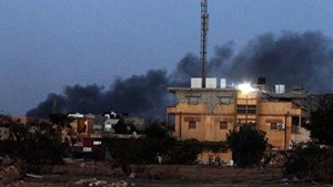 بالفيديو.. لحظة سقوط مروعة لطائرة حربية ليبية حربية ومقتل قائدها و 14 أطفال