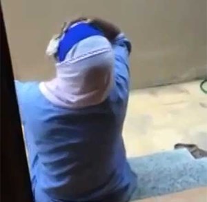 بالفيديو.. سيدة تفاجأ بخادمتها الإثيوبية وهي تمارس طقوس مريبة