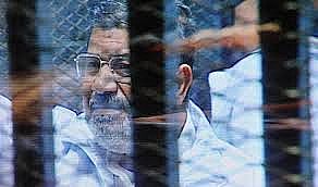 مرسي: لن أغادر سجني قبل أبنائي المعتقلين