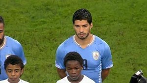 بالفيديو.. شاهد تصرفات سورايز العجيبة .. يدخل المرحاض أثناء المباراة… ويرش الماء على جهاز المنتخب السعودي