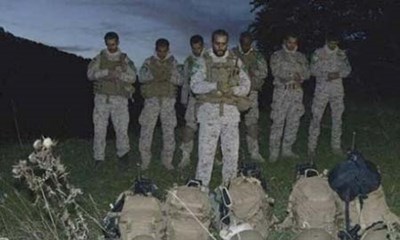 صورة تغزو تويتر.. قوات الكوماندوز السعودية يؤدون الصلاة فوق جبال الألب
