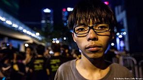 ‘مراهق’ يربك الحكومة الصينية:يقود ألاف المحتجين المطالبين بالديمقراطية في هونغ كونغ