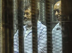 تأجيل محاكمة مرسي وقيادات ‘الإخوان’ إلى 1 نوفمبر